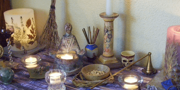 Lammas altar "100_2131 b" by leszlaw (flickr)